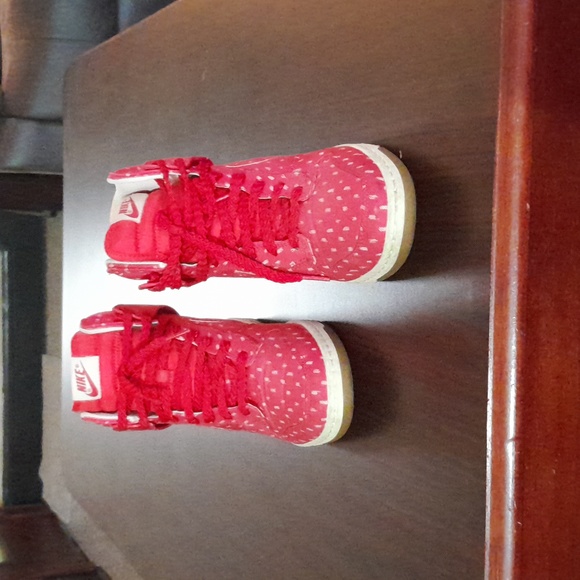 Nike hidden heel shoes. Red and white in excellent used shoes - Picture 3 of 5